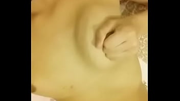 Gostosa carioca pegando em suas tetas grunhindo