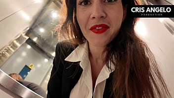 Apagon españa - blackout spain - bloquée dans l'ascenseur elle finit par baiser son voisin marié - part 01