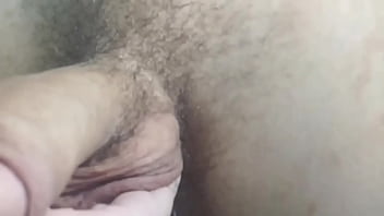 Eso hermanastra tócame las bolas porque eso me prende y hace que no me resista para follar contigo - porno amateur