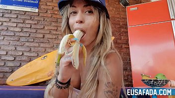 Novinha enfiando pau gigante