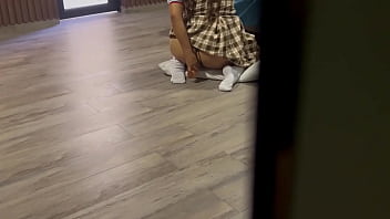 Padrastro pervertido y cochino descubre a su hijastra urgandose el culo despues de clases y se hace una chaqueta a sus espaldas