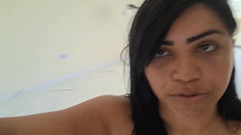 Depois de levar leitinho na bucetinha ela tomou banho peladinha no quintal para os vizinhos verem