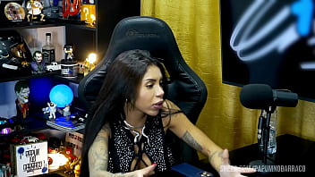 Ruan beija bem gostoso a cintura da bibi griffo ela gostou e mostrou os biquinhos do peito dela - podcast pápum no barraco