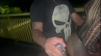 Casada se exibindo na rua muito gostosa deixou todos loucos e fez um ciclista toca uma pra ela em público corno ficou tão louco que comeu ela firme e gozou duas vezes
