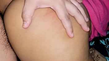 Le meto el dedo en el culo follando a estas ricas nalgas de barrio punto de vista penetrando su coño mojado y estirado