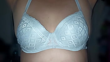 "madre pervertida" se mete al cuarto a escondidas para estar juntos disfruto mucho tocandole su cuerpo y se pone a jugar con la verga exitante ver las tetas y el cuerpo perfecto de mamiflorecita