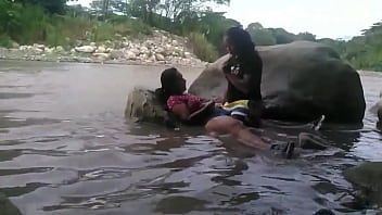 Salida al rio con mi amiga termina en sexo lesbico al aire libre con personas alrededor pero la adrenalina hizo que fuera mas rico el orgasmo