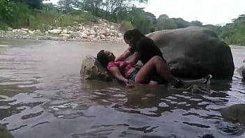 Salida al rio con mi amiga termina en sexo lesbico al aire libre con personas alrededor pero la adrenalina hizo que fuera mas rico el orgasmo