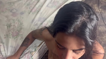 Tentando tirar a virgindade do cozinho da gostosa primeiro passando a pomada pra não sentir dor vamos tentar colocar a pica toda