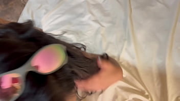 Tentando tirar a virgindade do cozinho da gostosa primeiro passando a pomada pra não sentir dor vamos tentar colocar a pica toda
