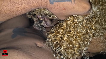 Novinha gozou no pau e levou gozada na xota