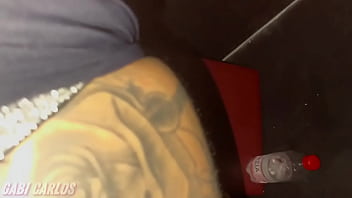 Fui usada no gloryhole por um pau gostoso enquanto meu marido delirava de tesão batendo uma bem gostoso