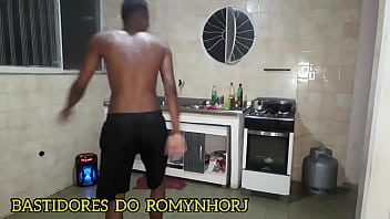 Ator pornô fazendo jantar
