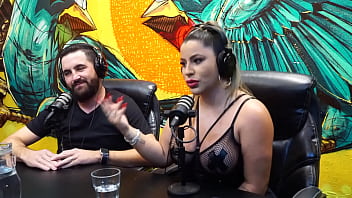 Miss bumbum caminhoneira que curte troca de casal vai pra programa ficar sem roupa com o marido