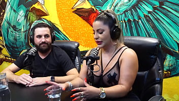 Miss bumbum caminhoneira que curte troca de casal vai pra programa ficar sem roupa com o marido