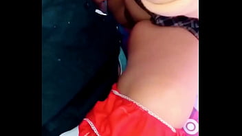 Estaba tan caliente que le pedí al vecino me folle pero tiene una mini verguita aunque estaba cachonda así que le di chance de todos modos pero aún quedé con ganas ¿algún vergudo disponible