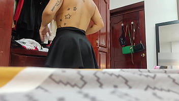La sirvienta más sexy cambiando de ropa