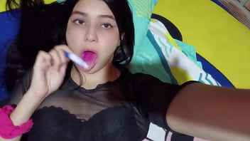 Hermanastra seduce a su hermanastro para follarlo con creampie después de ver su gran polla en la ducha por la mañana casero real