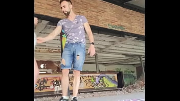 Me follo a mi cita de tinder en un lugar abandonado