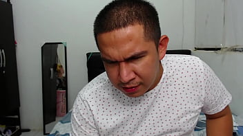 Mi hermanastra quiere perder su virginidad con mi marido y otro chico mas esta ves dejo que mi marido lama todo su coño mientras ella chupaba un tacon alto imaginando otra verga en un trio