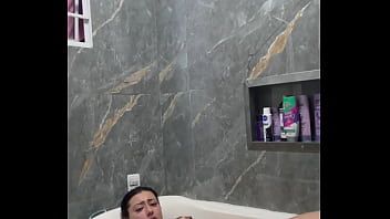 Tomando banho pela primeira vez na minha banheira meu novo banheiro só foi possível graças a vocês punheteiros muito obrigada meus amores