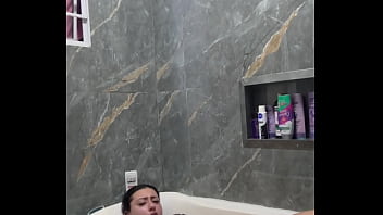 Tomando banho pela primeira vez na minha banheira meu novo banheiro só foi possível graças a vocês punheteiros muito obrigada meus amores