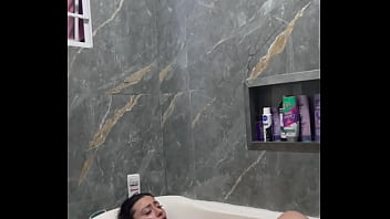 Tomando banho pela primeira vez na minha banheira meu novo banheiro só foi possível graças a vocês punheteiros muito obrigada meus amores