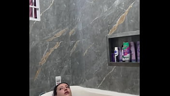 Tomando banho pela primeira vez na minha banheira meu novo banheiro só foi possível graças a vocês punheteiros muito obrigada meus amores
