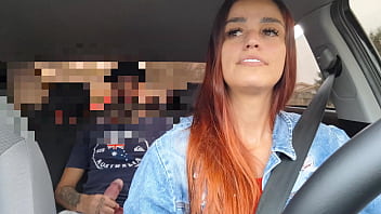 Motorista de app safada pegou passageiro se masturbando por trás e fudeu com ele sem camisinha