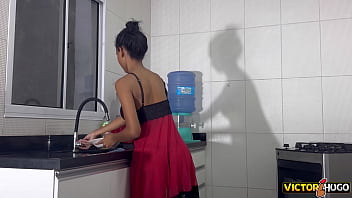 Casada gemendo alto na cozinha antes de toma no cuzinho guloso