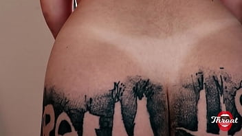Gatinha da bunda grande e tatuada fez um belo boquete e pediu leite