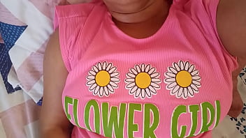 Esposa cachonda se mete los dedos en la vagina y le sale leche cremosa mientras espera a su marido infiel y la folle