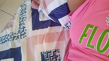 Esposa cachonda se mete los dedos en la vagina y le sale leche cremosa mientras espera a su marido infiel y la folle