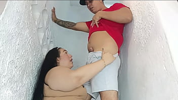 Llamo a mi vecino a escondidas de mi marido para que me haga el favorcito de quitar mi calentura - parte 1