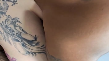Loira com bunda grande e redonda cheia de tatuagens fazendo sexo anal profundo com gozada farta