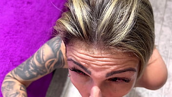 Ele meteu tanto no meu cu e colocou o pé na minha cabeça que chega meu olhos ficou vermelho de tanto tesao meu cu ficou molhado qui delicia de foda gostosa no pelo sem camisinha