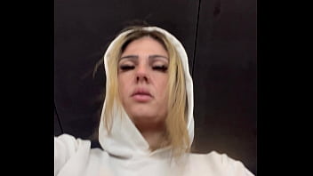 Sapatona fica com muito tesão na academia vendo mulheres e homens vendo sua camisa transparente mostrando os seu bicos do peito suado e duro