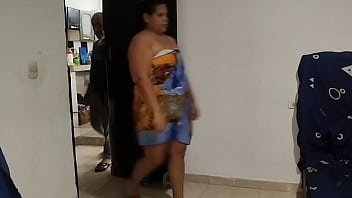 El hermano de mi marido llega a casa y estoy tan cachonda que lo convenzo de tener sexo y sentir su gran polla en mi estrecho coño