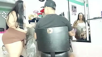 Esta puta si que sabe como hacer que se me pare la verga cada vez que vengo a que me corte el cabello - parte 1