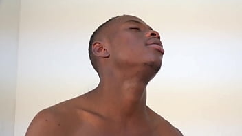 Une grosse salope gay du cameroun se masturbe et s'exhibe après avoir bien consommer