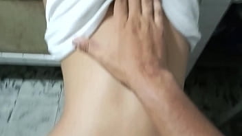 Suegro pervertido y mañoso me atrapa en la cocina y mete su verga directo a mi coño sin permiso hasta correrse