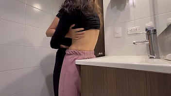 La empleada de mi esposo me toca en el baño y en la noche me pega su culo de lesbiana rica cuando mi marido no esta
