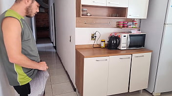 Sexo arriscado me arrisquei transando com melhor amigo do meu corno enquanto ele estava no banho