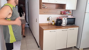 Sexo arriscado me arrisquei transando com melhor amigo do meu corno enquanto ele estava no banho