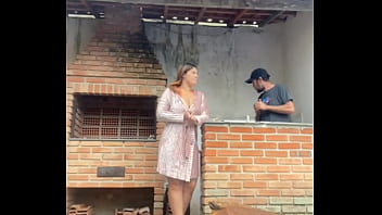 A patroa pediu pro pedreiro olhar a descarga só pra ficar sozinha com ele no banheiro ela ficou soltinha