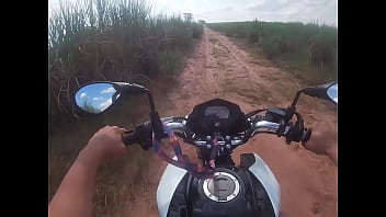 Adrenalina e prazer novinho safado me levou pro mato para fuder e gozar dentro da minha buceta quente