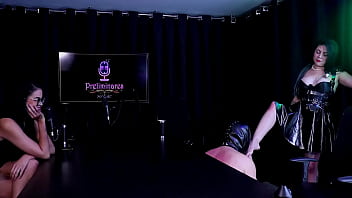 Sentou com a buceta na cara do submisso para demonstrar a sua dominação e teve a bunda lambida - kali kalifa dominatrix watch sheer red