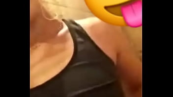 Paraguaya pendeja meneando el culo en regadera