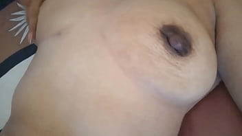 Colegiala no asiste a clases y prefiere masturbarse en la cama del padrastro se mete sus dedos en su coño hasta deslecharse