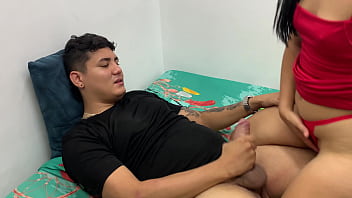 Soy adicto al porno y mi puta hermanastra me baja la adiccion dejandome probar por primera vez un rico coño h l
